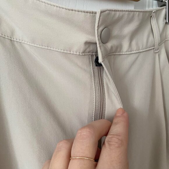 GapFit High Rise Runaround Cargo Joggers in Moonstone Beige Sz M - Picture 4 of 9